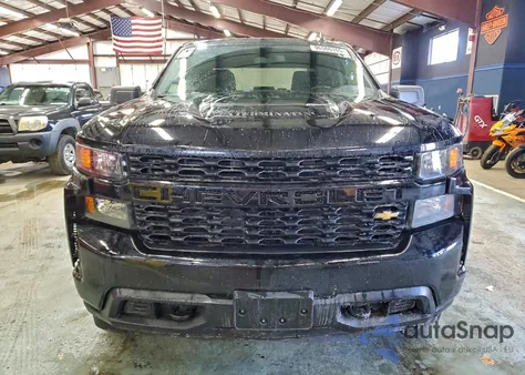 2021 Chevrolet Silverado K1500 Custom z USA, uszkodzony, nr VIN 1GCPYBEK7MZ286461